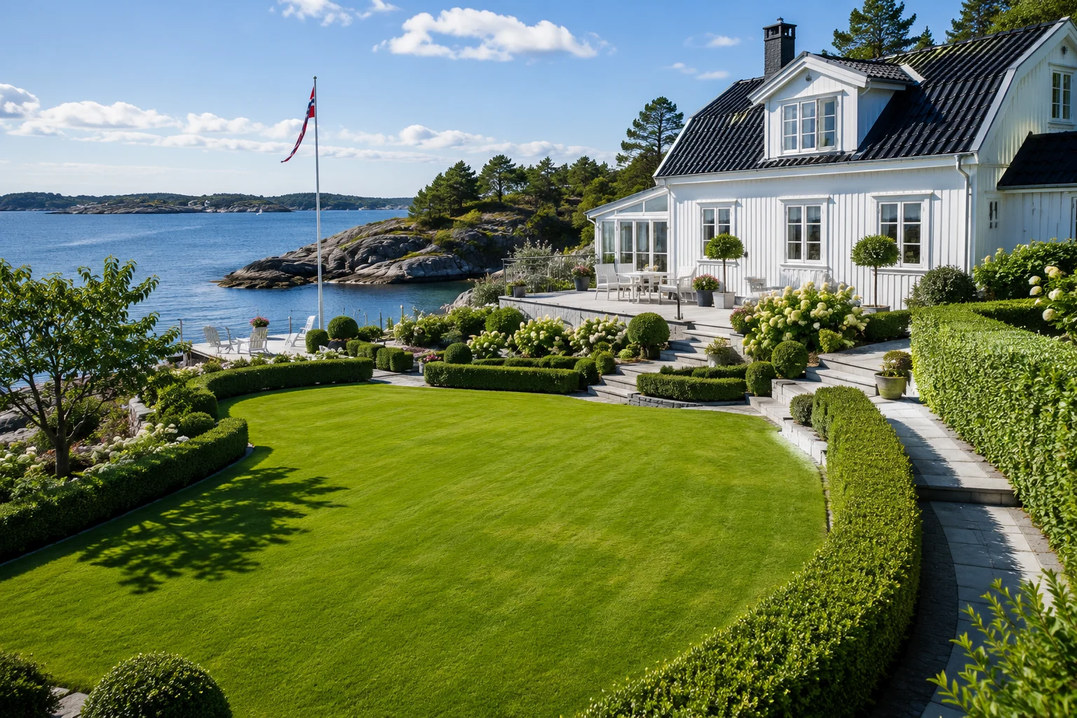 Hus og velstelt hage ved sjøen i Vestfold